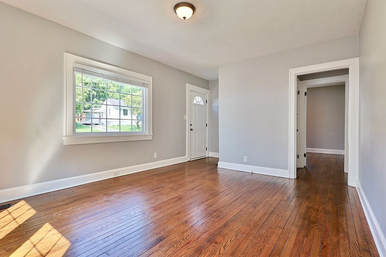 916 Hall St - Photo 5 of 21