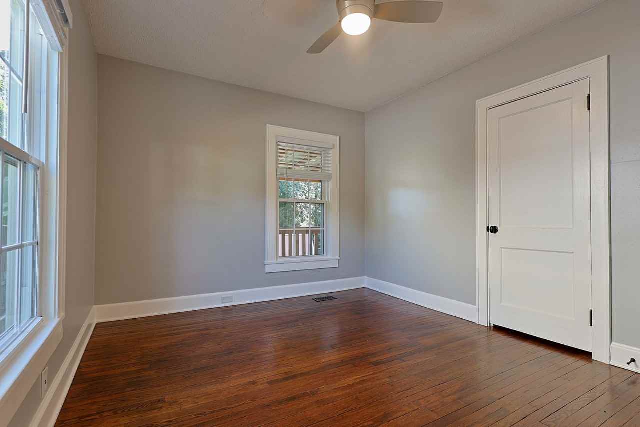 916 Hall St - Photo 6 of 21