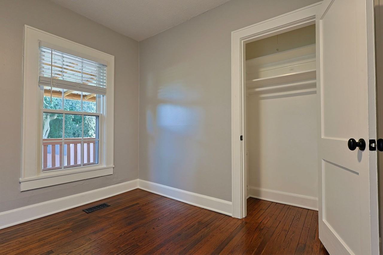 916 Hall St - Photo 7 of 21