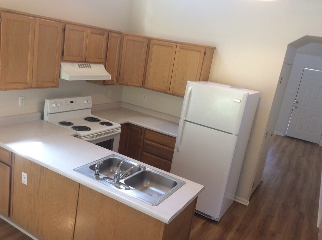 208 Hacienda Ct - Photo 5 of 9