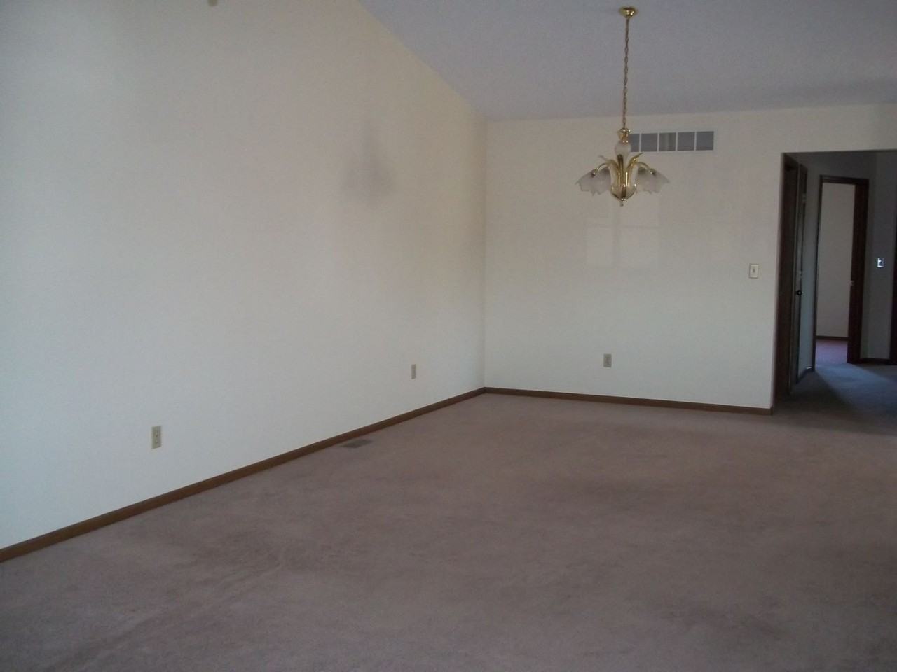 107 Cecelia Dr - Photo 3 of 9