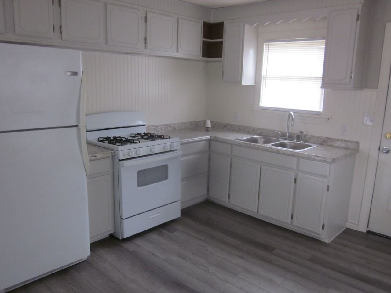 4216 S Hughes St - Photo 5 of 9
