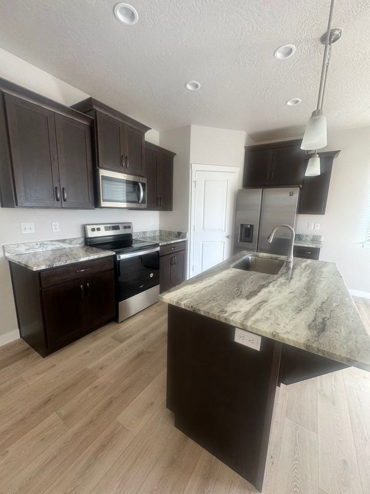 759 N Hilltop Dr - Photo 3 of 21