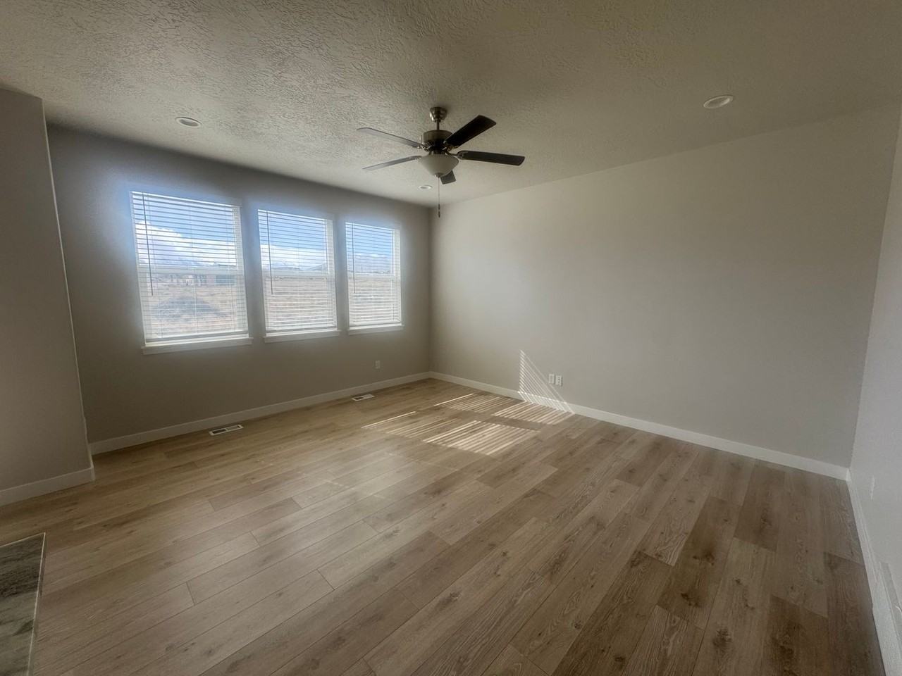 759 N Hilltop Dr - Photo 6 of 21