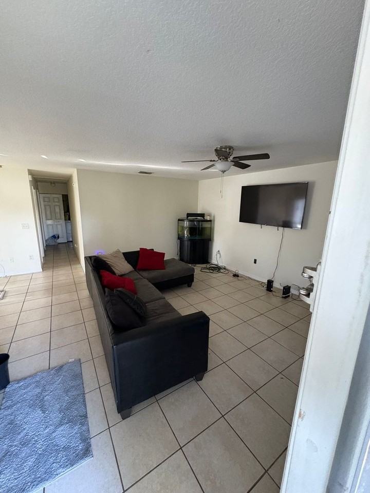 2609 E Emma St - Photo 2 of 11