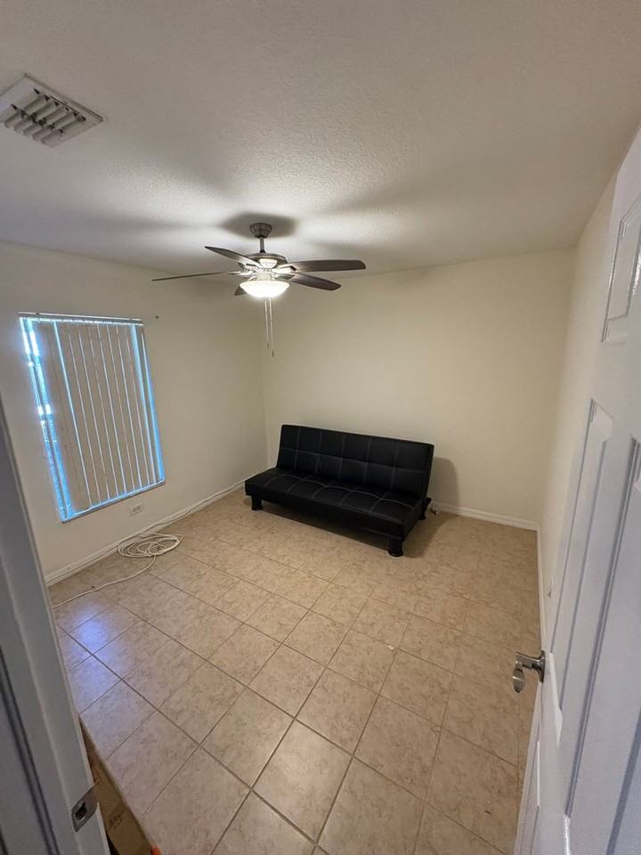 2609 E Emma St - Photo 6 of 11