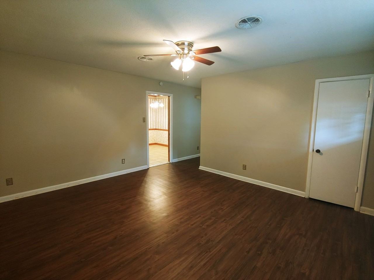 10005 Raymond Dr - Photo 4 of 23