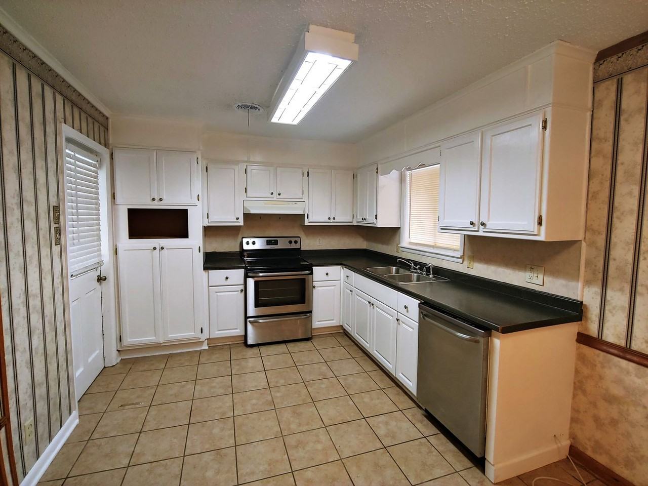 10005 Raymond Dr - Photo 5 of 23