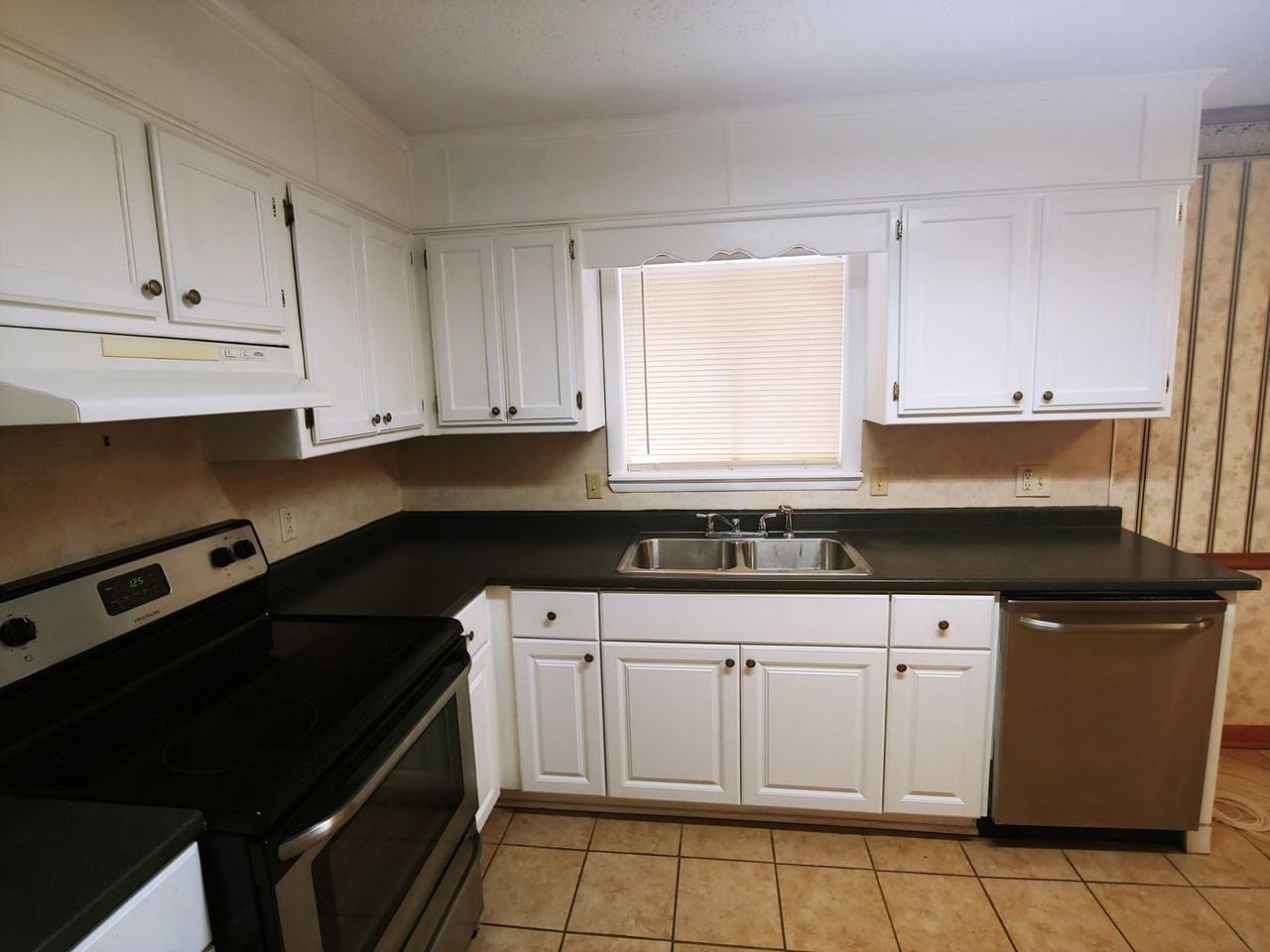 10005 Raymond Dr - Photo 6 of 23