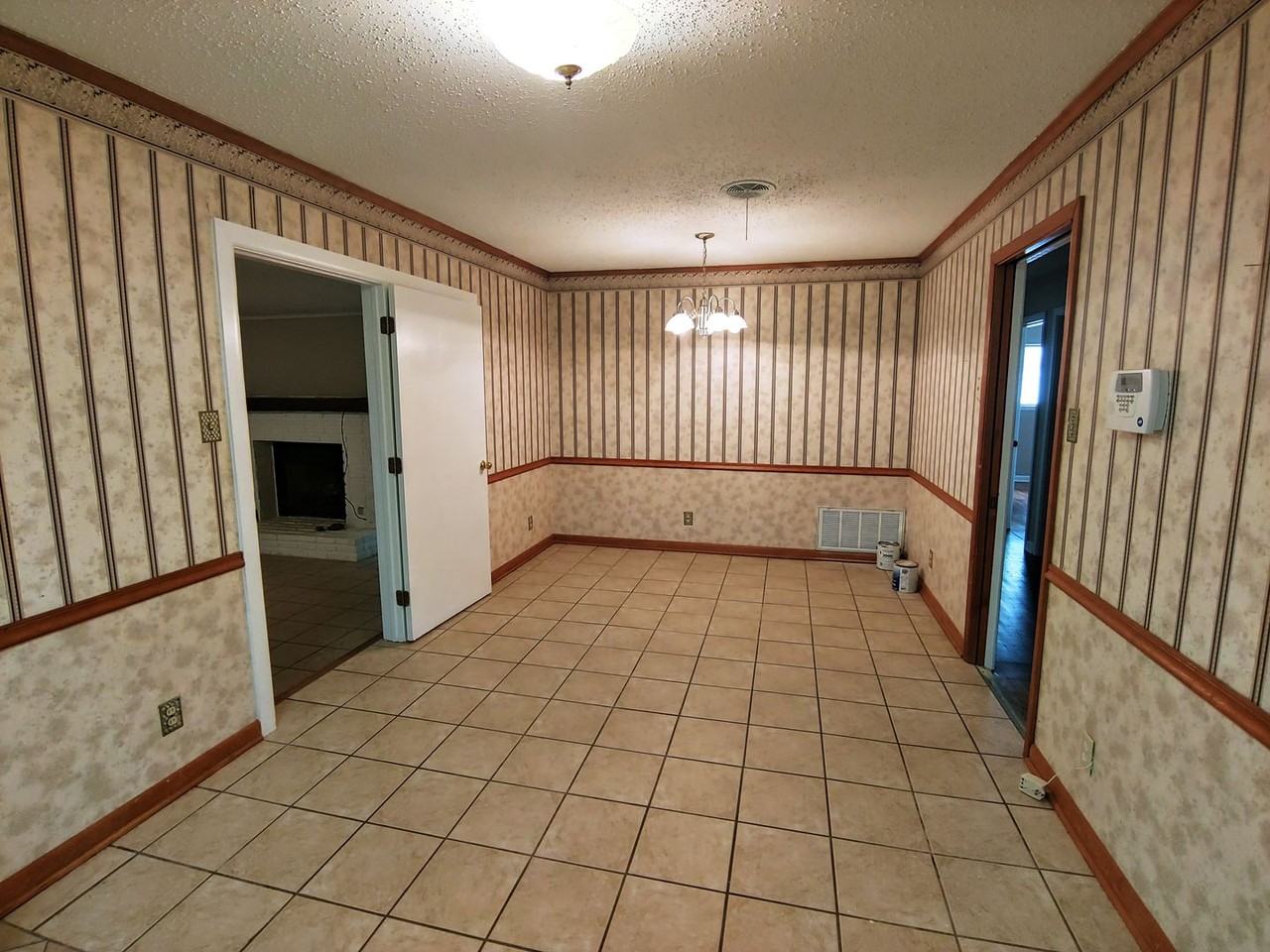 10005 Raymond Dr - Photo 7 of 23