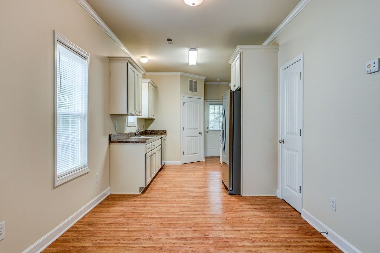 900 Putnam St - Photo 6 of 32