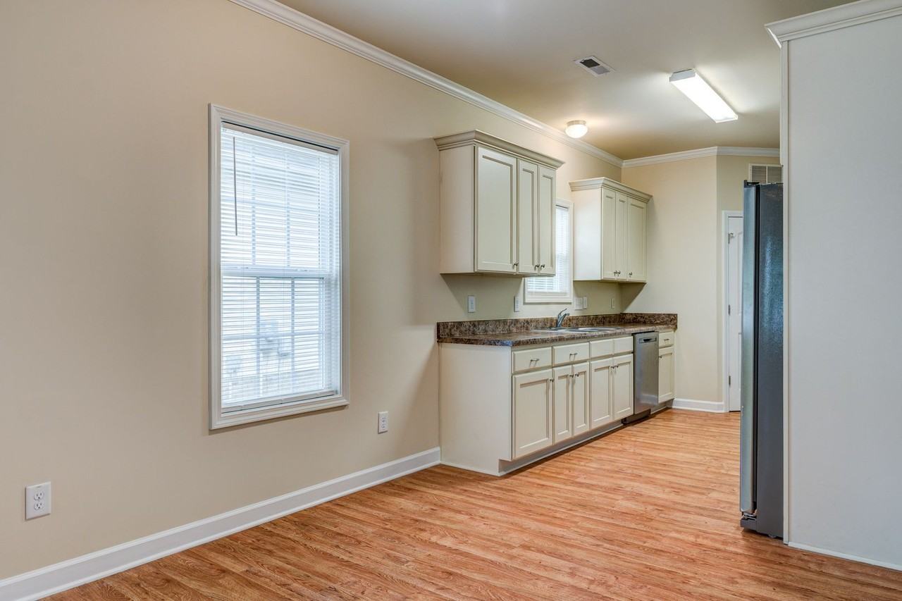 900 Putnam St - Photo 7 of 32