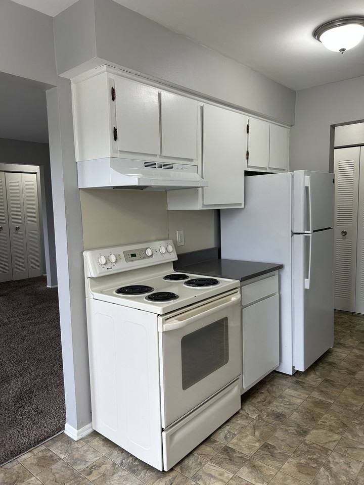 Apt 33 - Photo 3 of 12