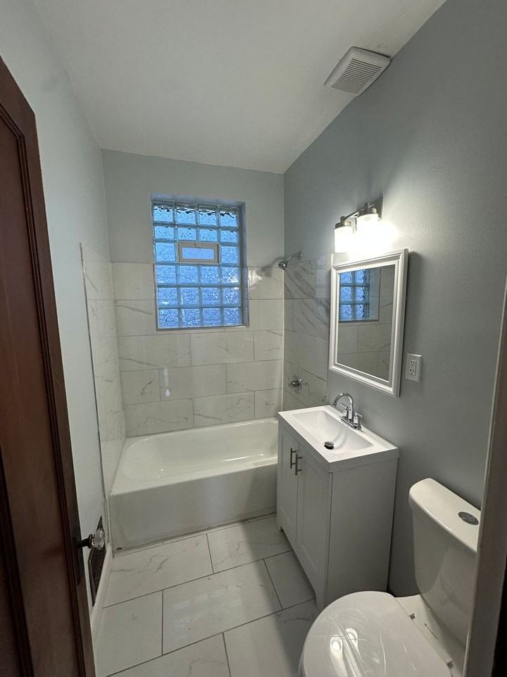 3739 Saint Lawrence Ave - Photo 4 of 13