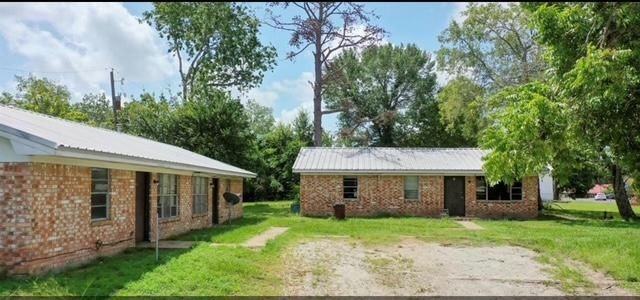 402 Bacon St - Photo 2 of 2