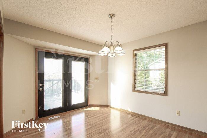 1320 Maple Ln - Photo 3 of 15