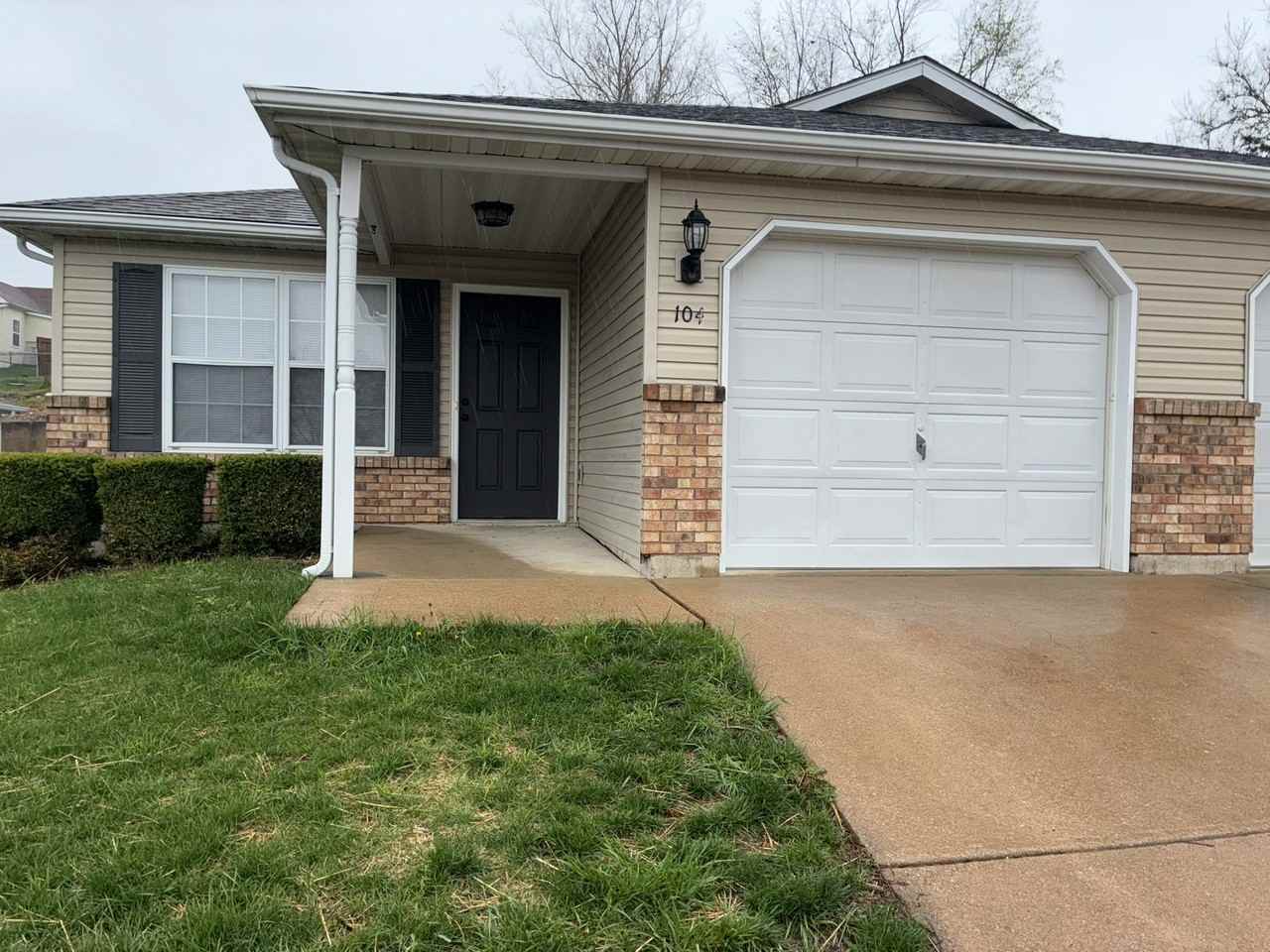 104 Brook Dr #104 - Photo 2 of 8