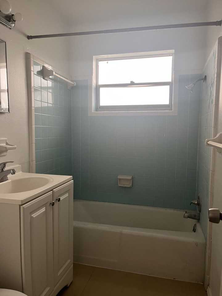 384 Avenue N Sw #2 - Photo 6 of 10