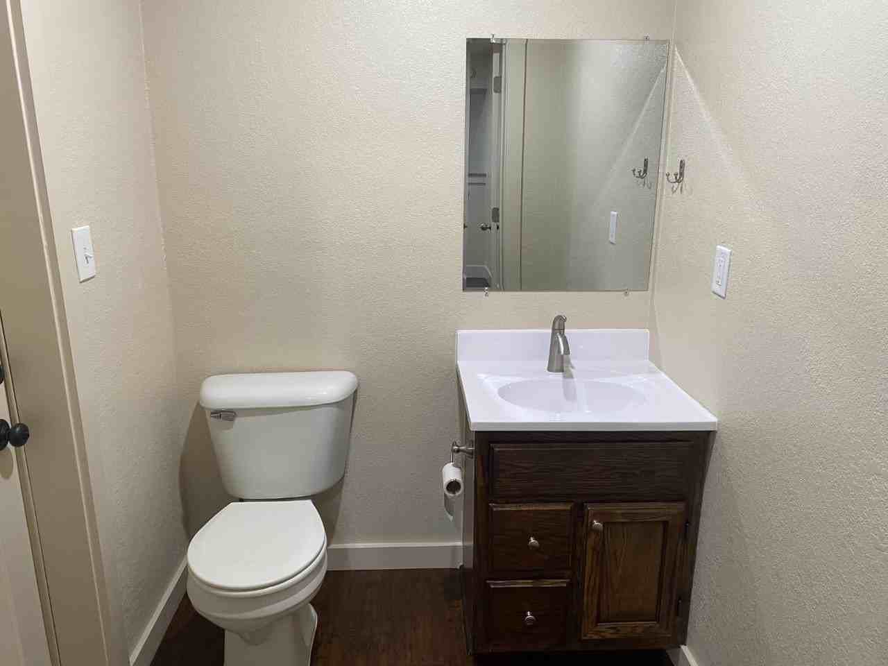 906 Frisco St - Photo 2 of 9