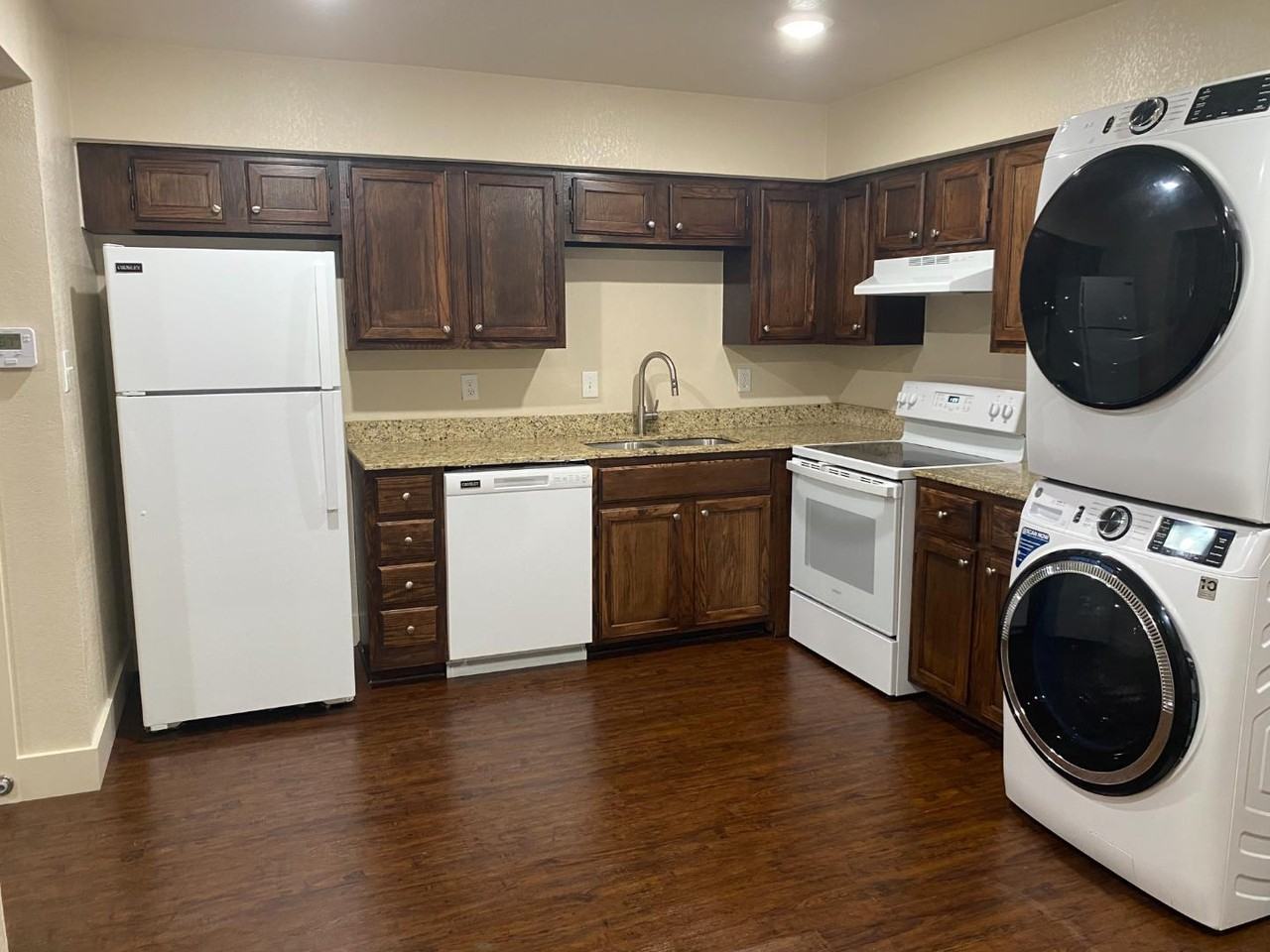 906 Frisco St - Photo 3 of 9