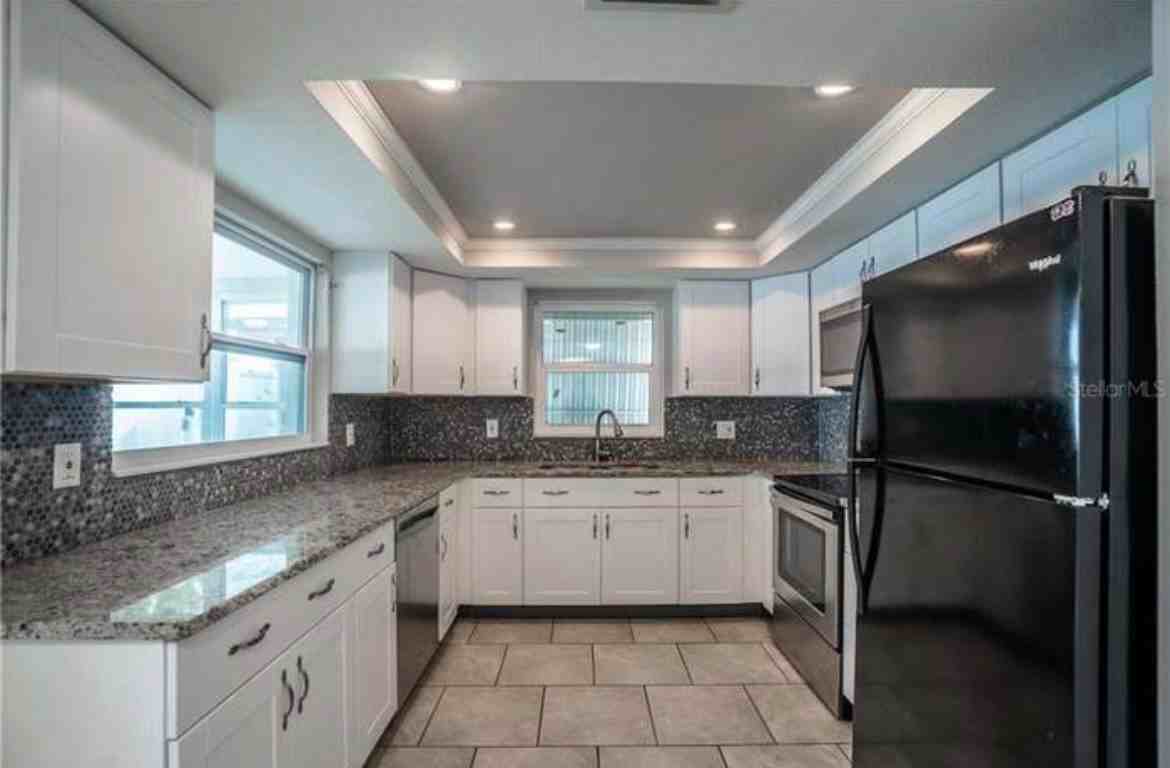 9020 Lido Ln - Photo 5 of 20