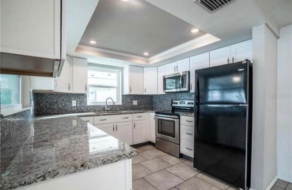 9020 Lido Ln - Photo 6 of 20