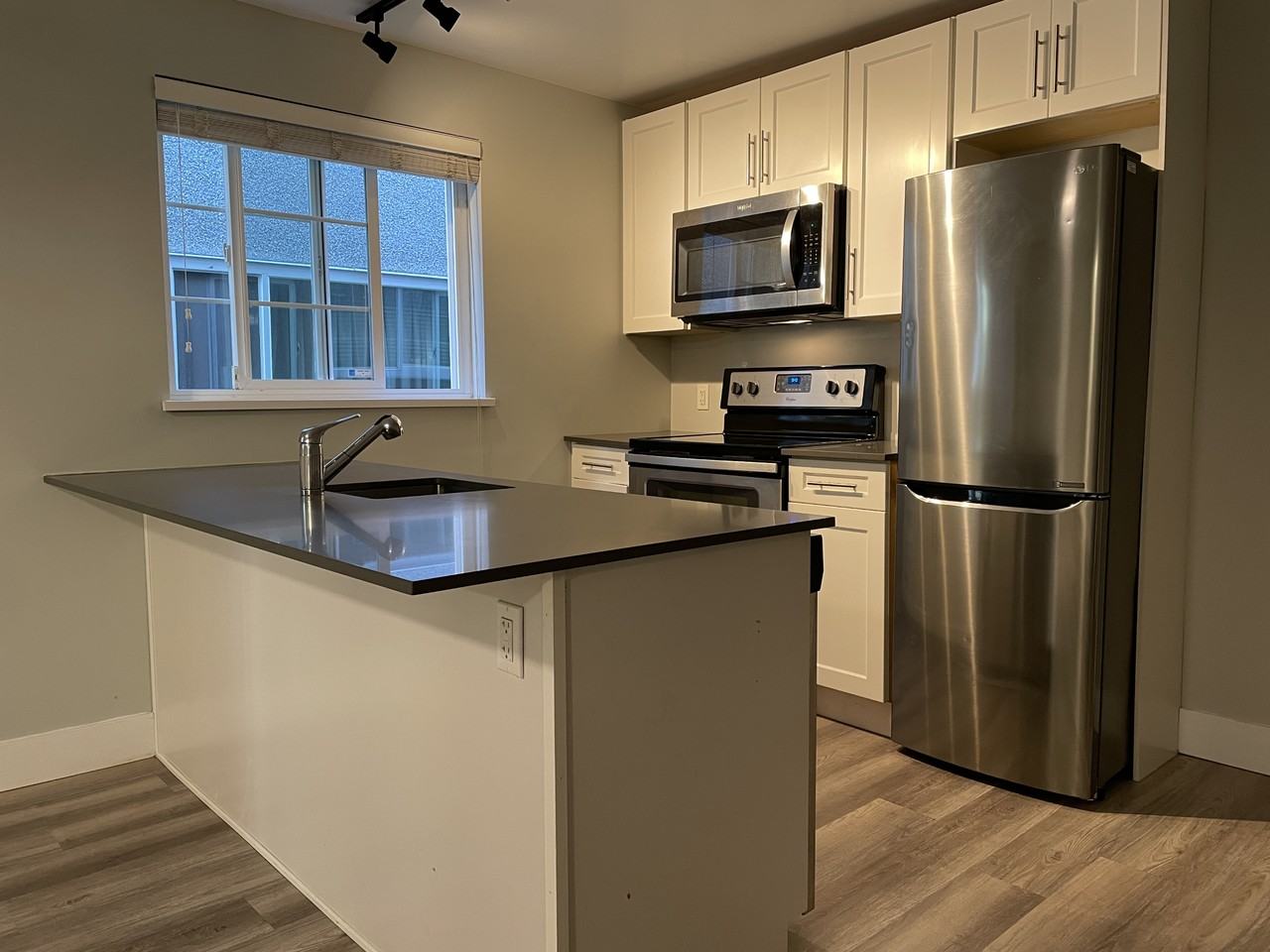 129 Agnes St #205 - Photo 3 of 12