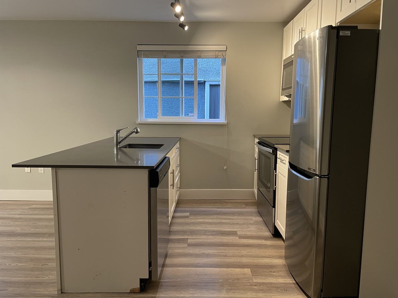 129 Agnes St #205 - Photo 4 of 12