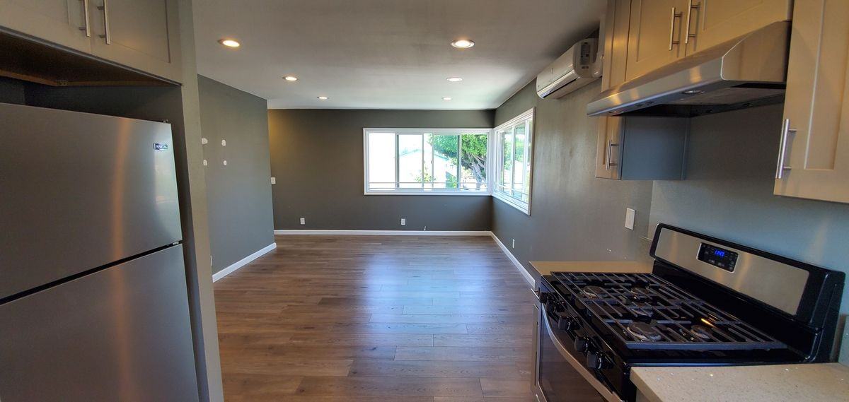 1428 E 54th St ##4 - Photo 2 of 26