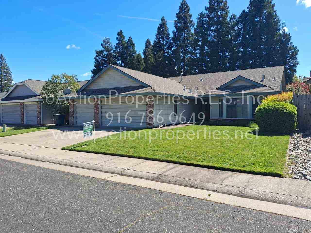 1407 Dorchester Dr - Photo 3 of 46