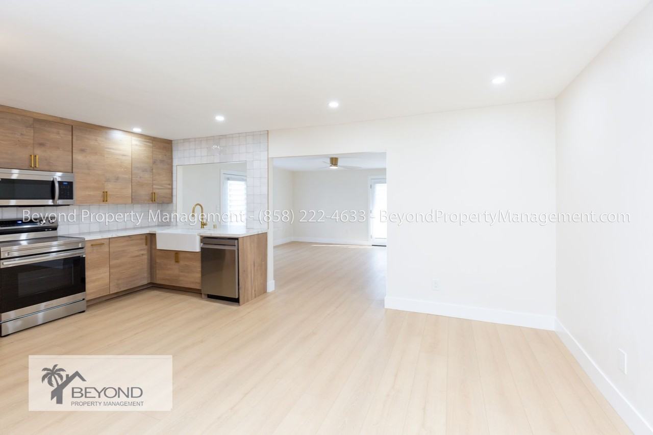 8987 Jade Coast Ln - Photo 3 of 21