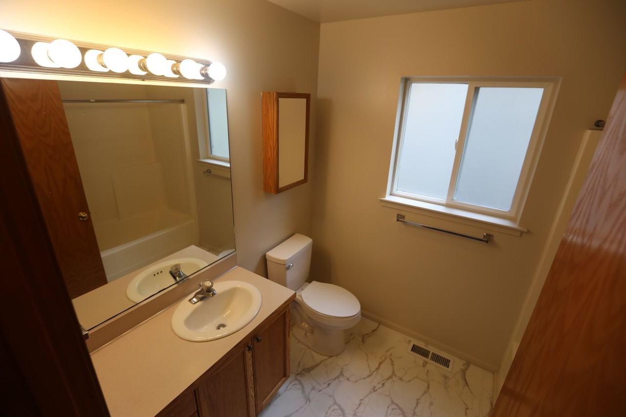 6910 E Crestwood Ct - Photo 7 of 21