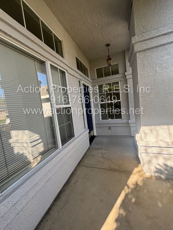 2432 Stefanie Dr - Photo 3 of 30