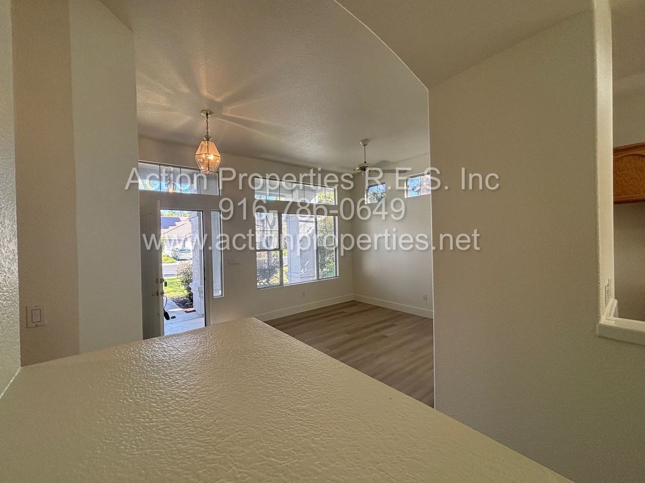 2432 Stefanie Dr - Photo 6 of 30
