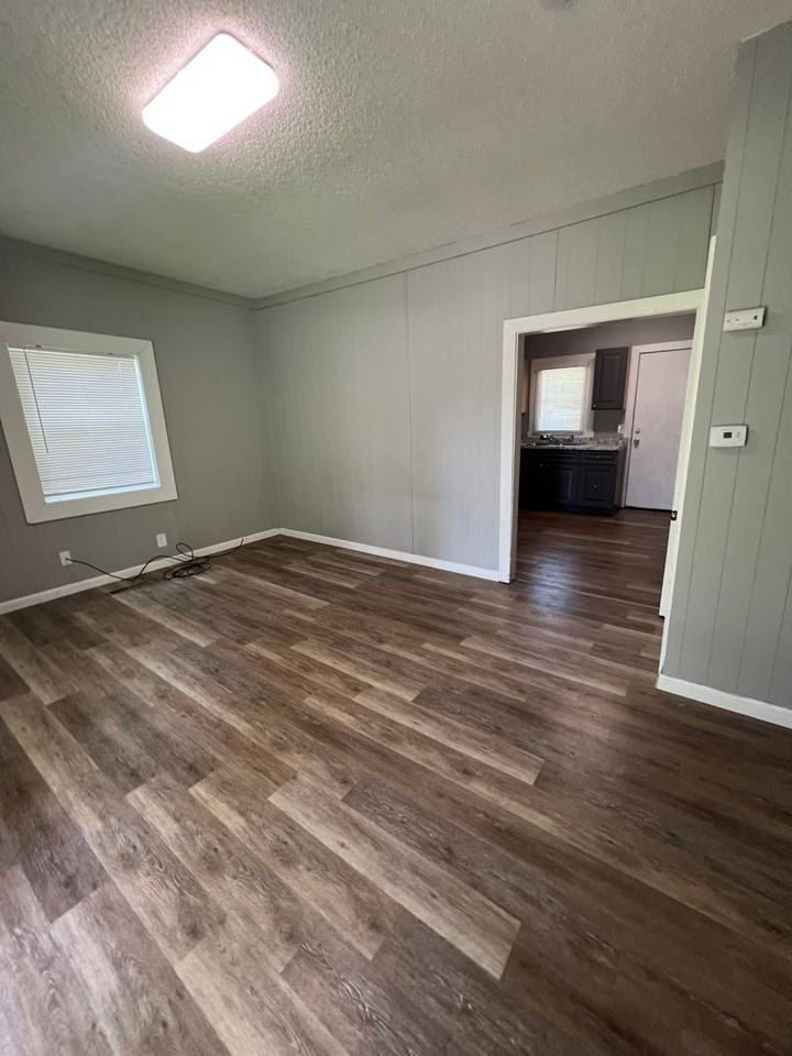 423 E Madison St - Photo 2 of 13