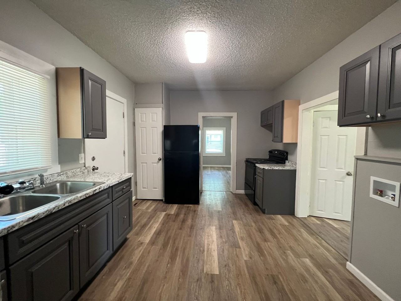 423 E Madison St - Photo 4 of 13