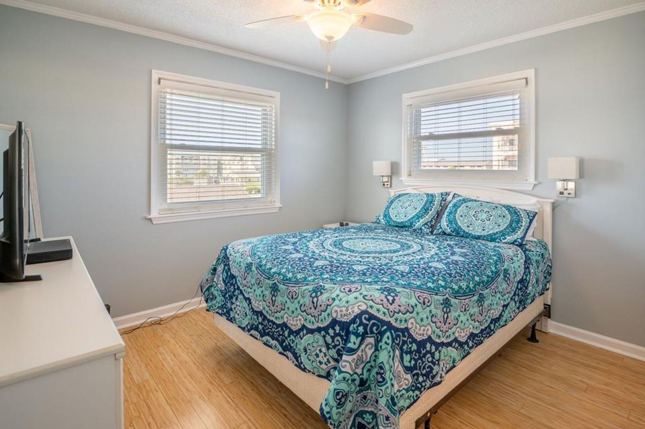 102 Carolina Beach Avenue South - Photo 4 of 25