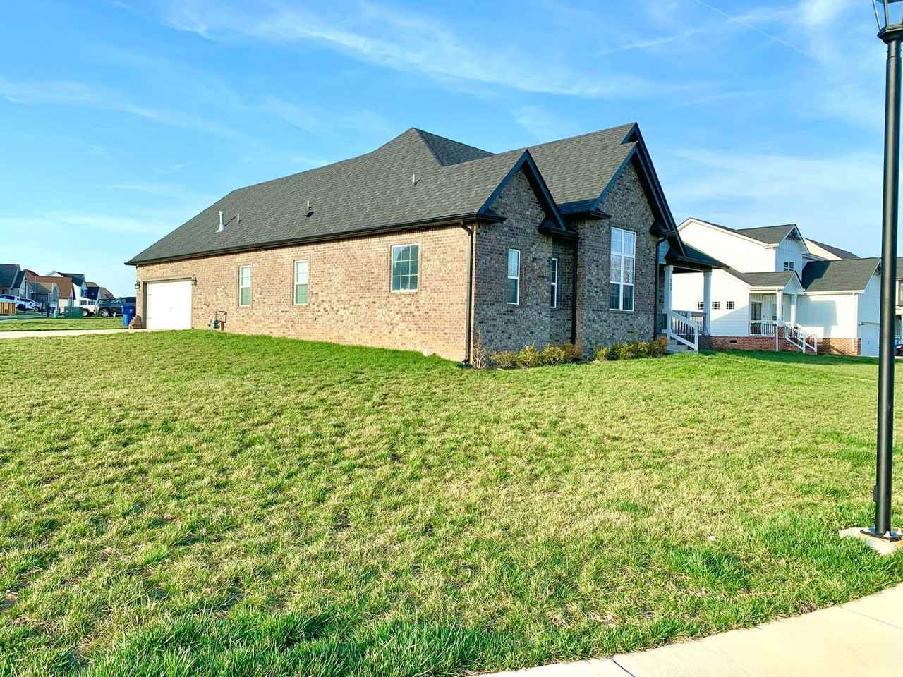 585 Dexter Dr - Photo 3 of 43