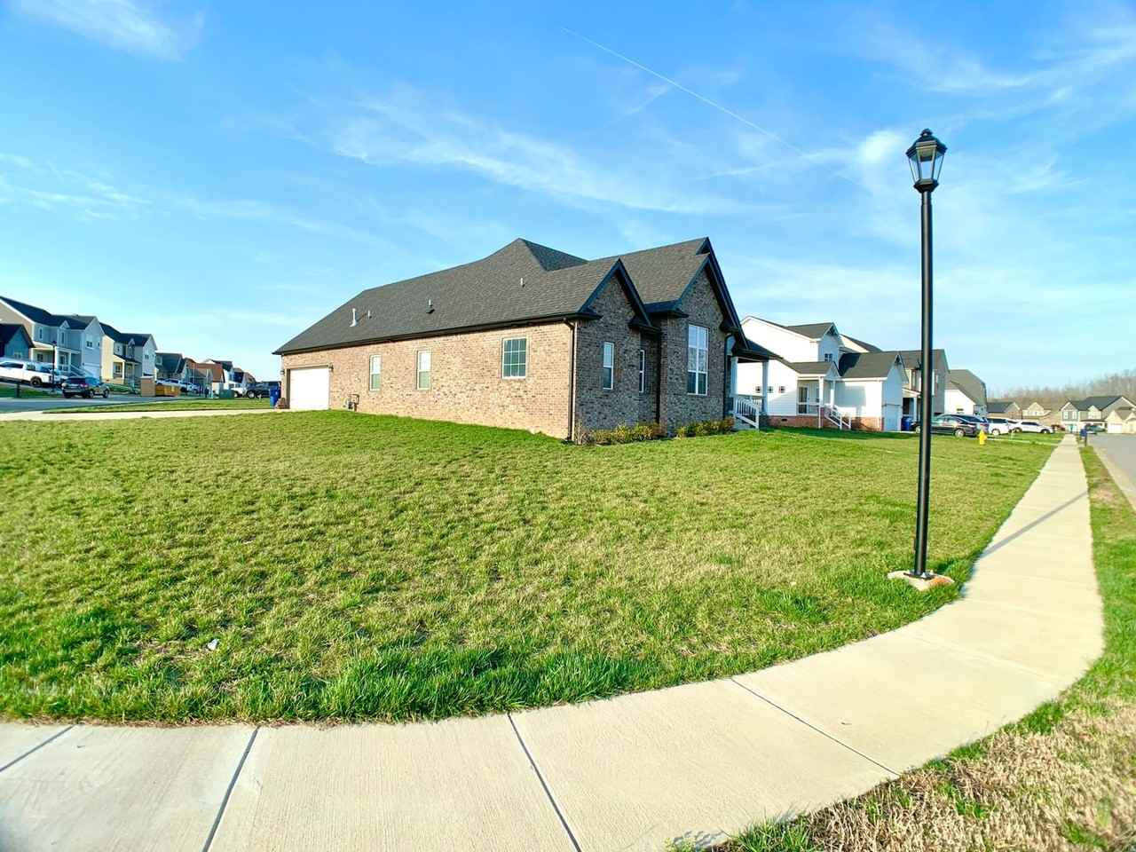 585 Dexter Dr - Photo 4 of 43