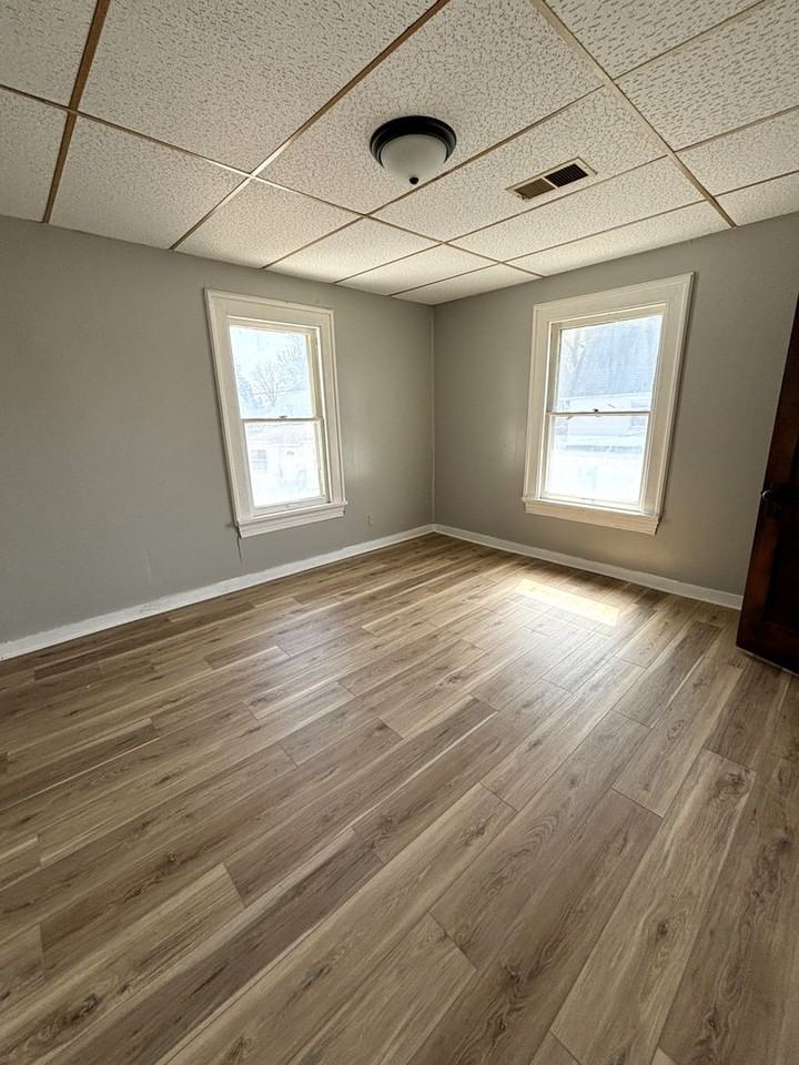 621 1/2 W 9th St - Photo 3 of 7