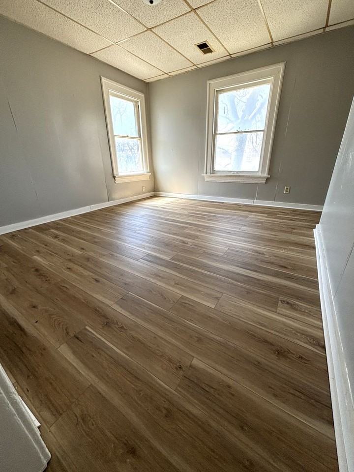 621 1/2 W 9th St - Photo 4 of 7