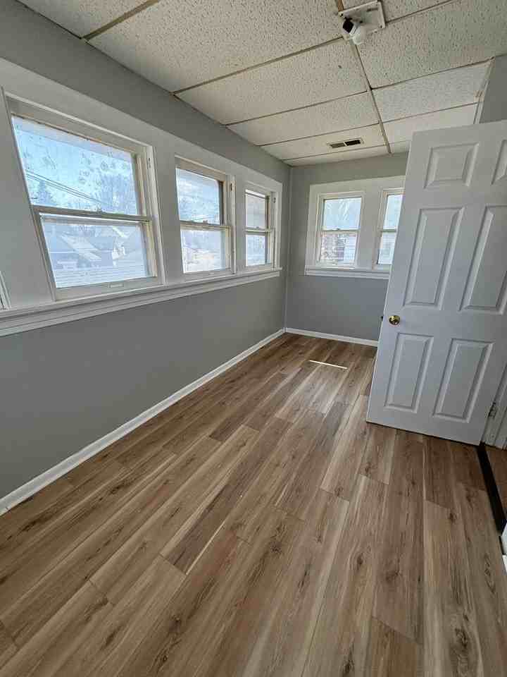 621 1/2 W 9th St - Photo 5 of 7