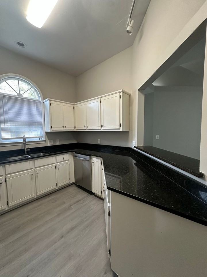 132 Wakefield Trce - Photo 6 of 25