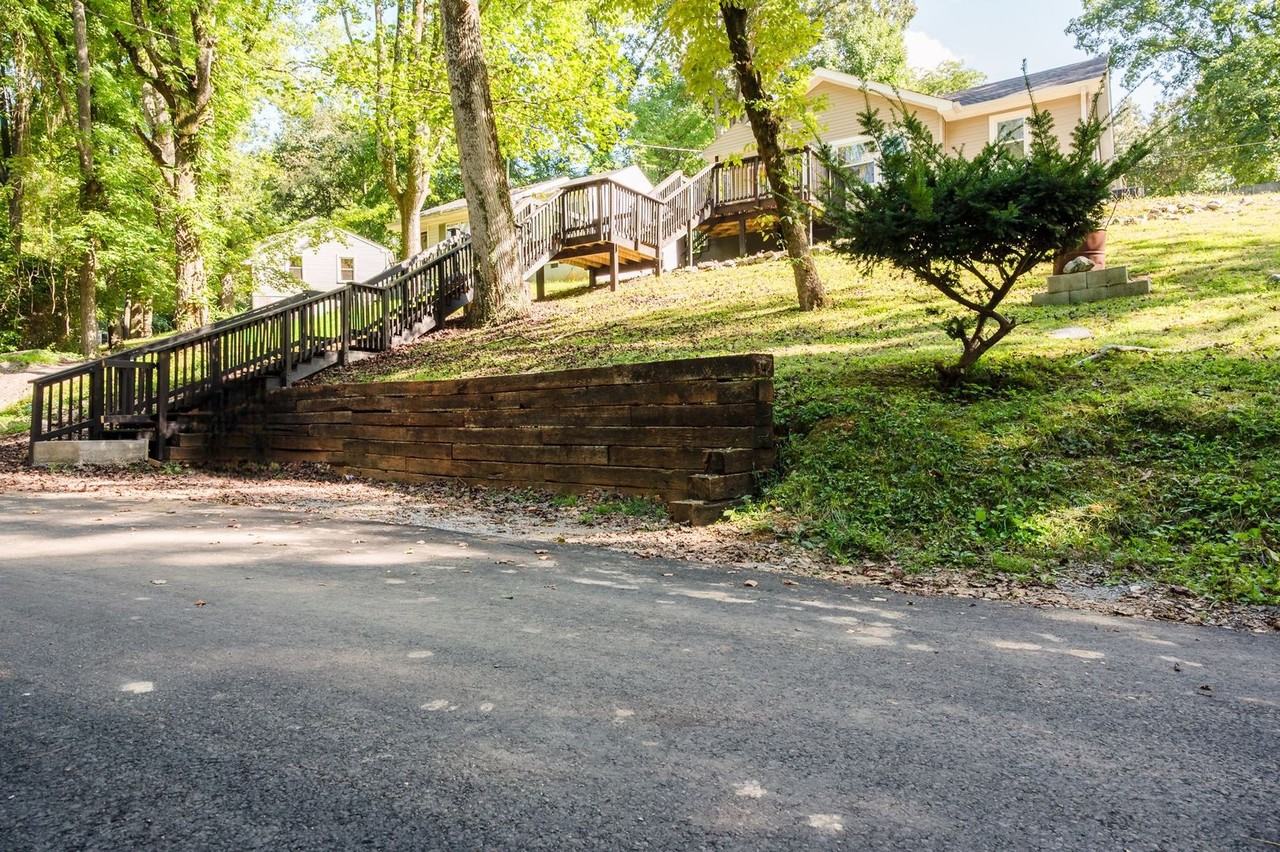 712 Woodlawn Drive - Photo 3 of 44