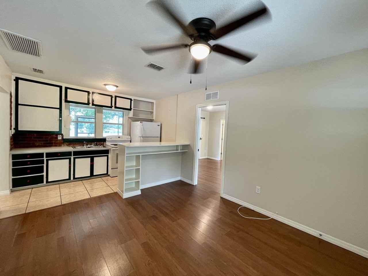 12504 Forest Hills Dr - Photo 4 of 19