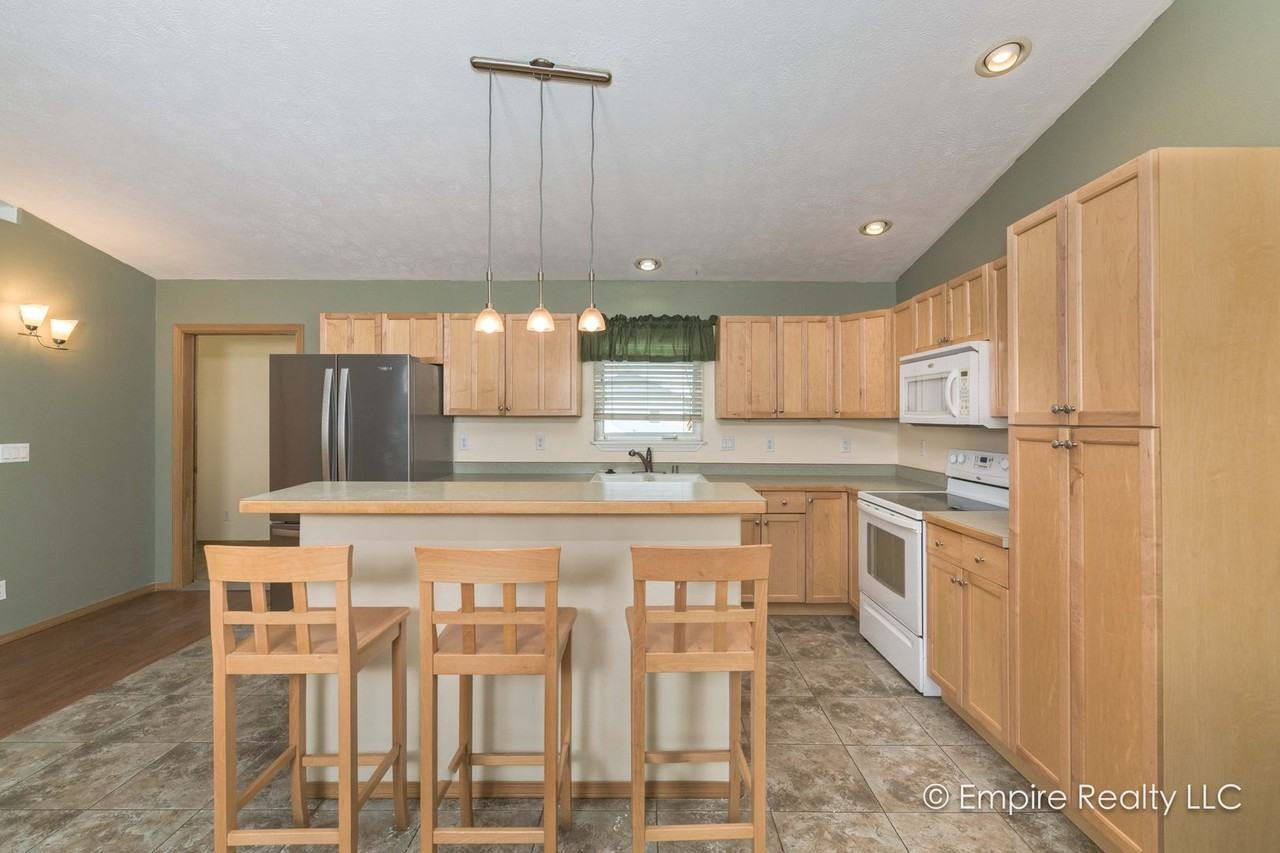 834 Marquette Loop - Photo 2 of 14