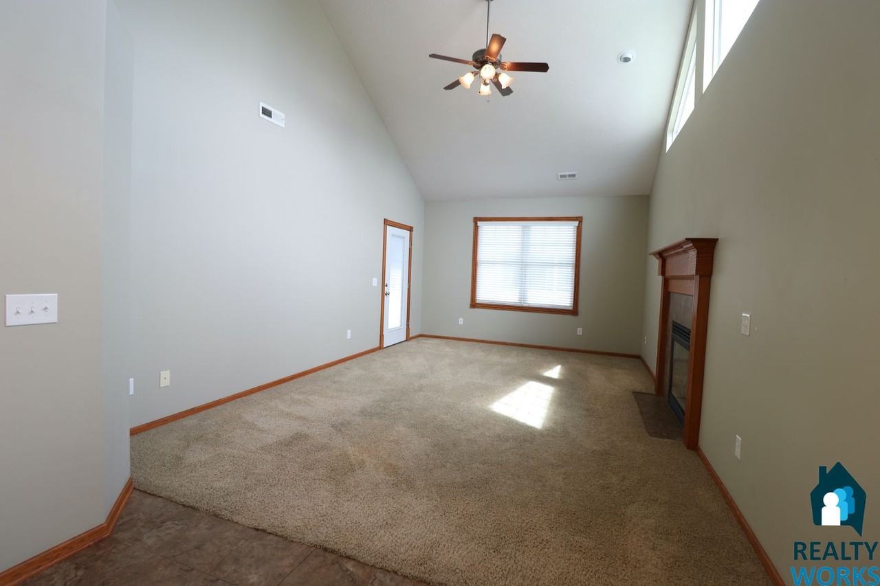 5400 Folkways Pl - Photo 4 of 17