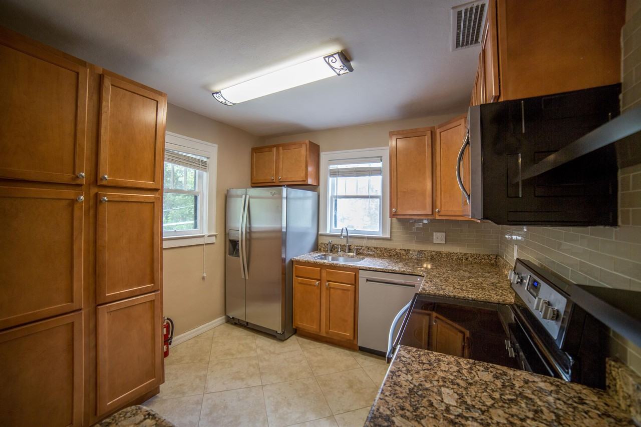 1017B Sw 2nd Pl - Photo 4 of 16