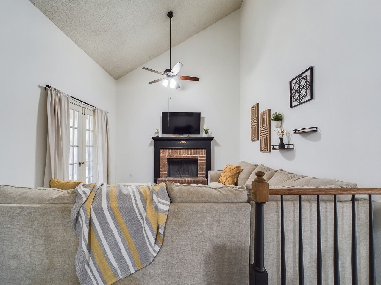 100 Teal Ln - Photo 4 of 11