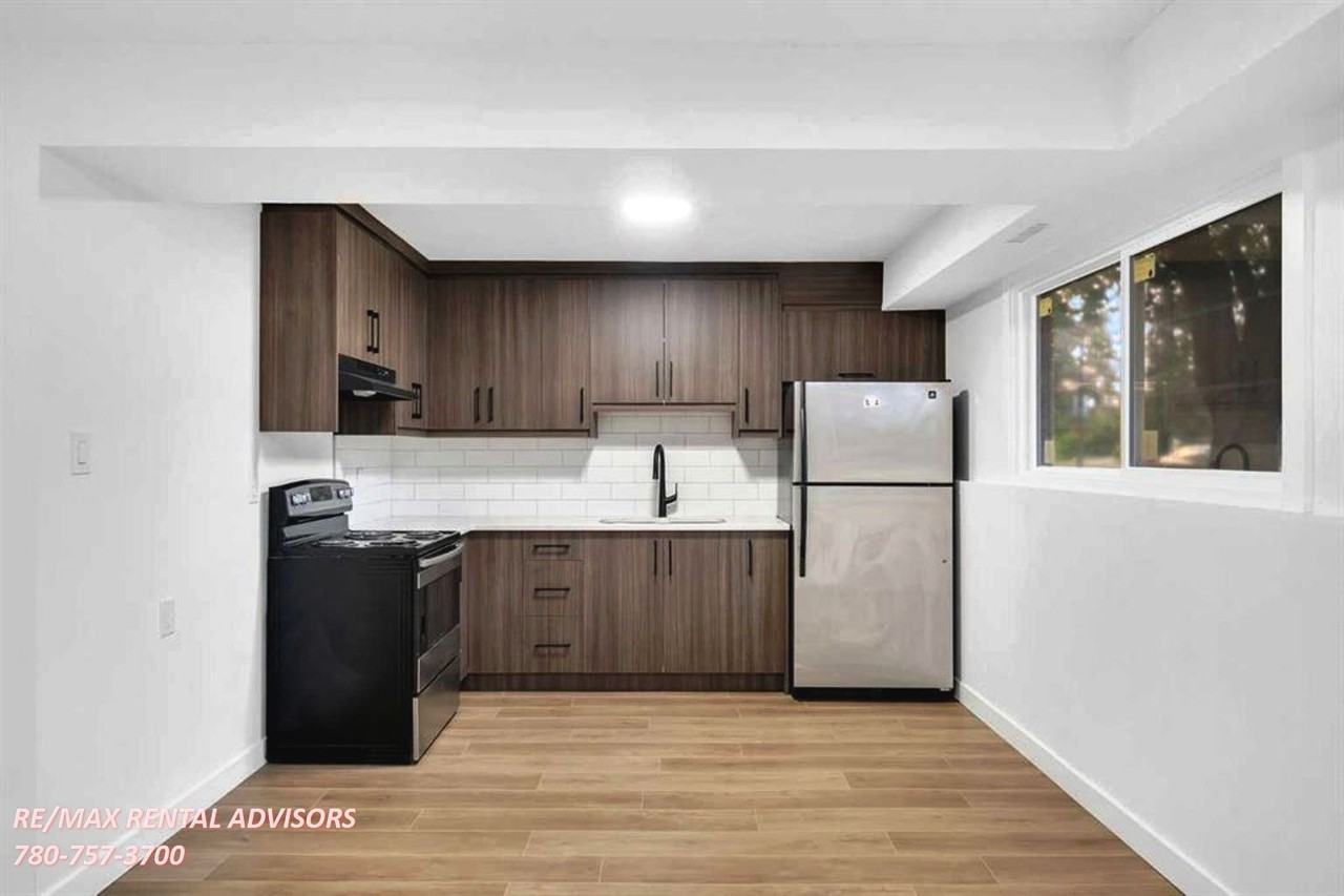 201 Queensland Dr Se - Photo 2 of 9